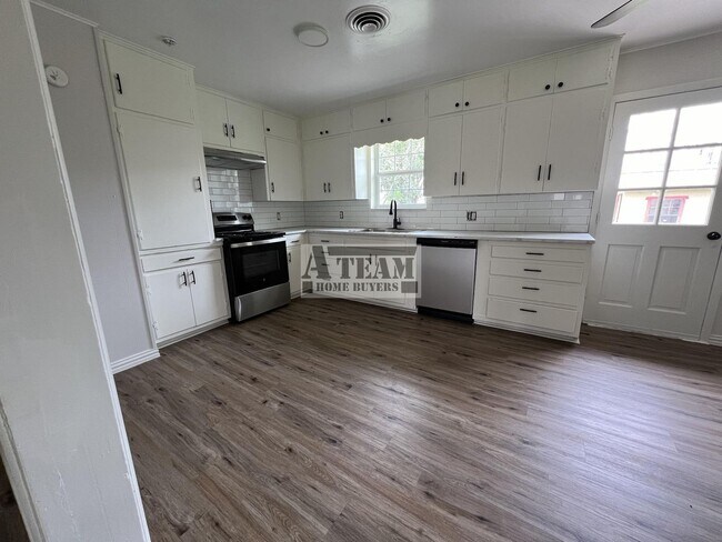 Building Photo - Updated 3 Bedroom 2 Bath Brick House in Tr...
