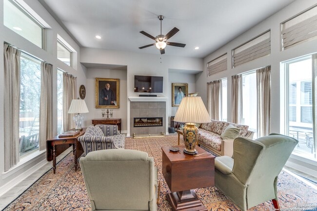 Building Photo - GORGEOUS 3-BEDROOM, 3-BATHROOM SINGLE STOR...