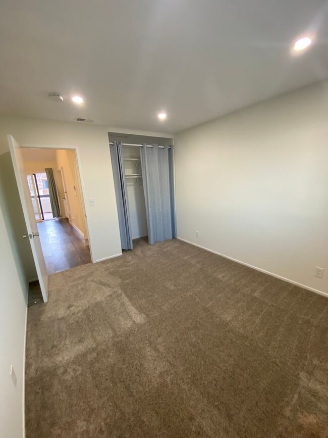 Building Photo - Two Bedroom Luxury Lakewood Condo For Rent!