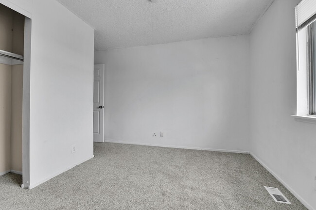 Building Photo - $1,540.95.95- 2 Bed, 1 Bath Condo in Aurora with Central AC and in Unit Laundry!