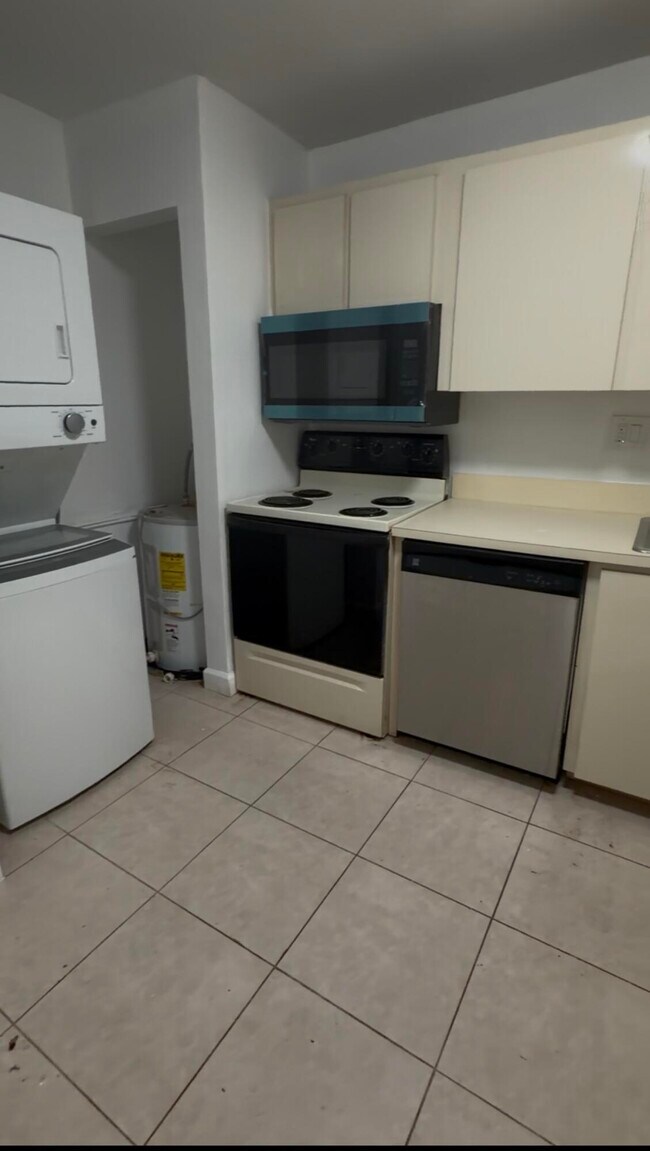 Building Photo - 8001 Fairview Dr