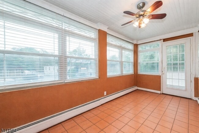 Building Photo - 154 Roseland Ave