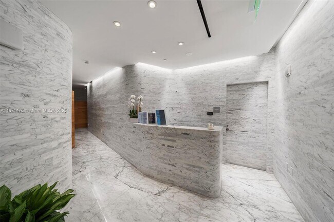 Building Photo - 2675 S Bayshore Dr