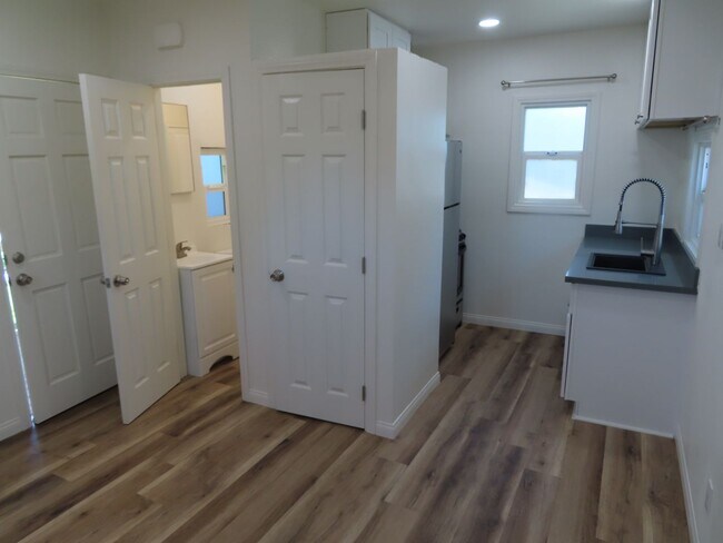 Building Photo - 33RD PL (4312)