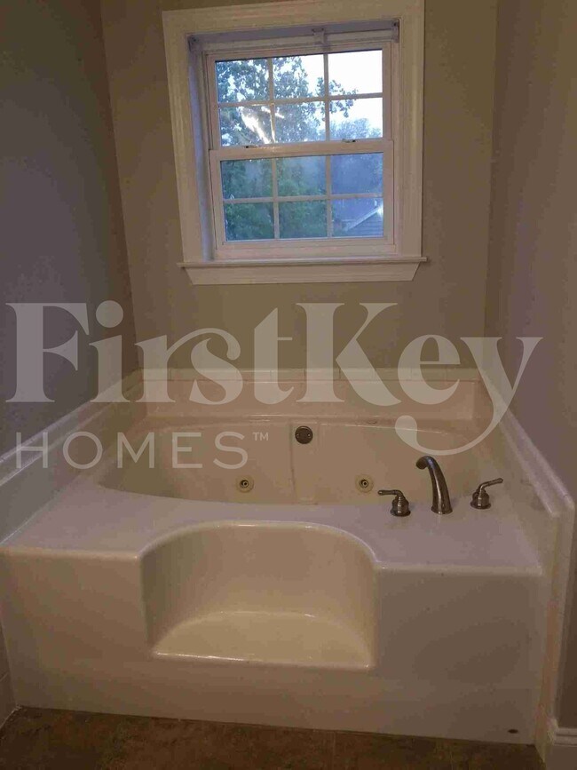 Building Photo - 1911 Chestnut Oak Ln