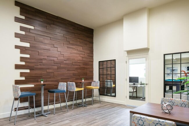 Building Photo - 8050 Baymeadows Cir W