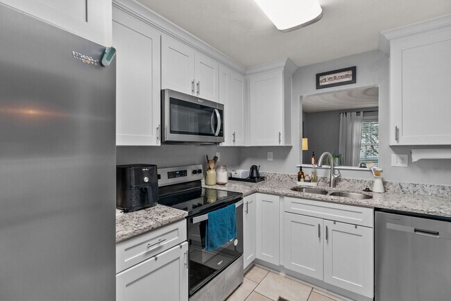 Building Photo - Furnished 4 bedroom Near NOB