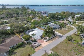 Building Photo - 7860 Holiday Dr