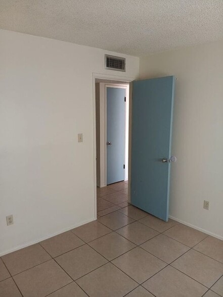 Building Photo - 2842 N Los Altos Ave