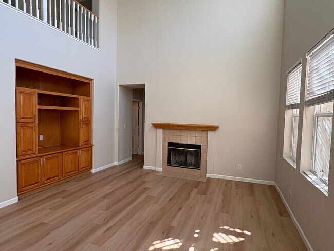 Building Photo - Large beautiful home, new paint. Bedroom a...