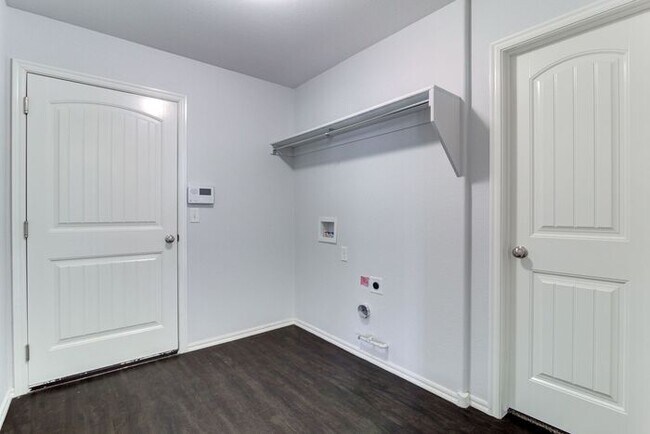 Building Photo - Pool + Park Community! 3/2/2 Plus Office!