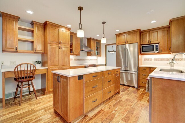 Building Photo - 5bd/3.5ba Bellevue Home