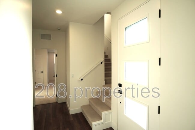 Building Photo - 525 E Violets Cv Ln