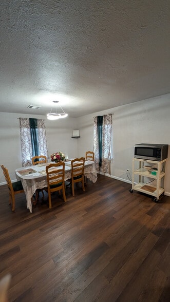 Building Photo - 1004 NE 28th St