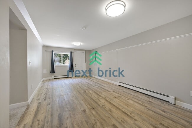 Building Photo - 4 Bed and 2 Bath Remodeled Single-family House Available!