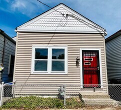 Building Photo - One Bedroom/1.5 Bath Highlands Home with ...