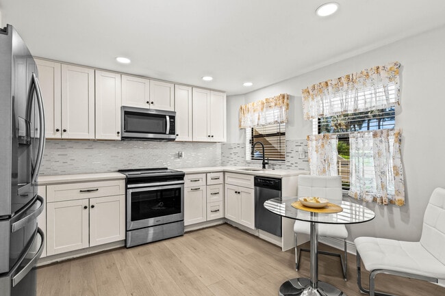 Building Photo - 5945 Parkwalk Dr