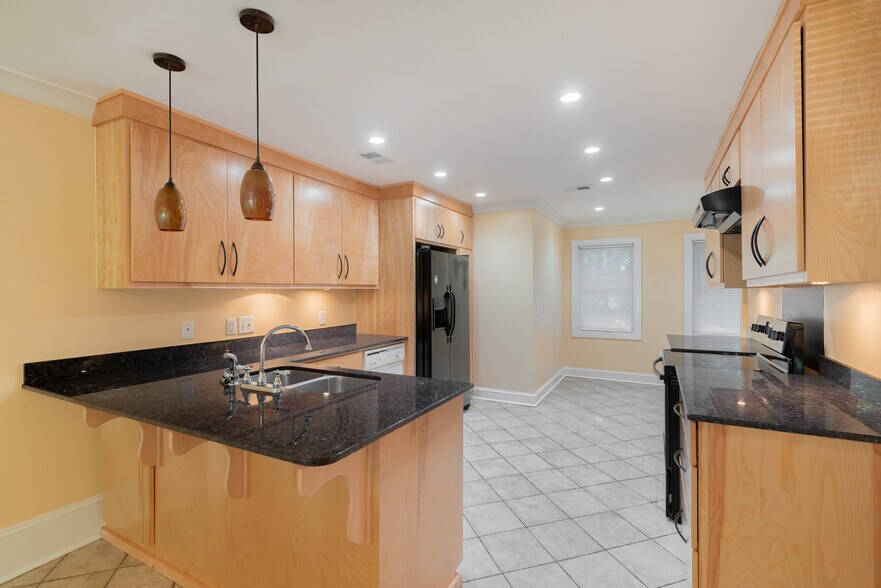 Kitchen - 424 Howle Ave