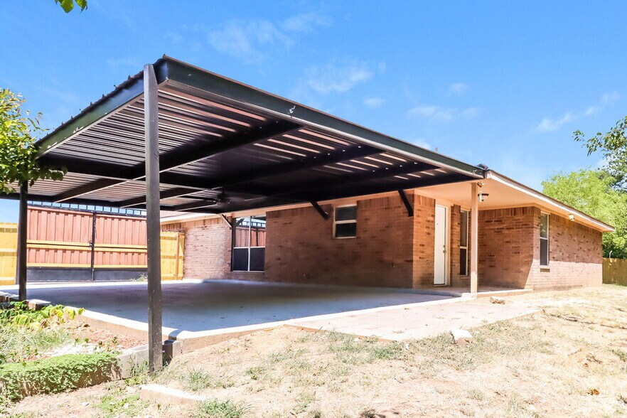 Building Photo - 704 Mimosa Trail