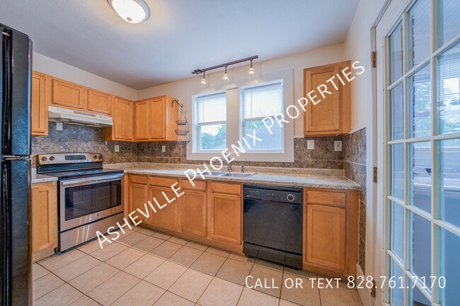 Building Photo - 10 Enka Oak St