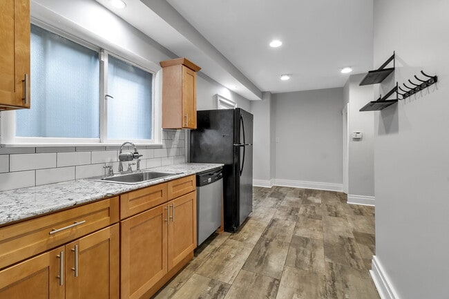 Building Photo - 105 Mariner St