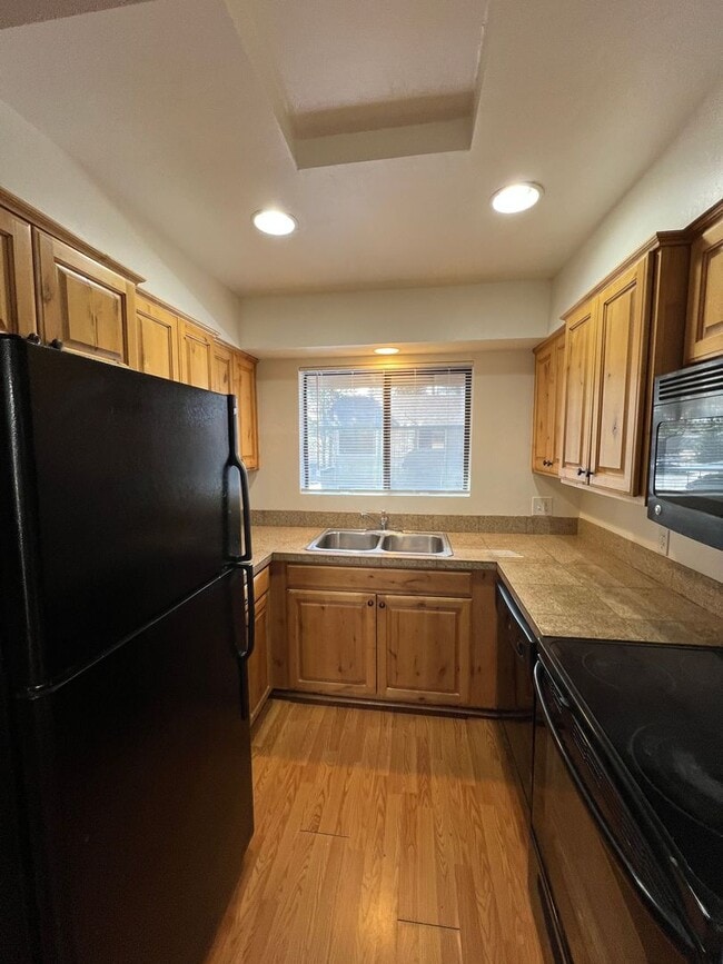 Building Photo - AVAILABLE NOW! Village at University Heigh...