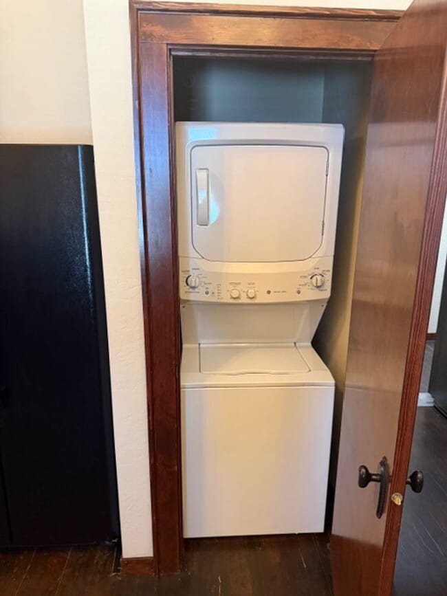 Building Photo - Downtown Charm Meets Modern Convenience in a Stylish 2-Bed Retreat