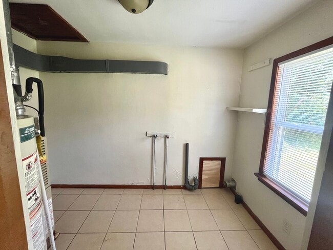 Building Photo - 2 Bedroom / 1 Bath House located in a Quie...