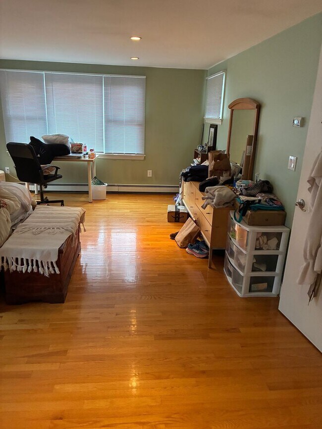 Building Photo - Beautiful single family house in a prime location in Newton