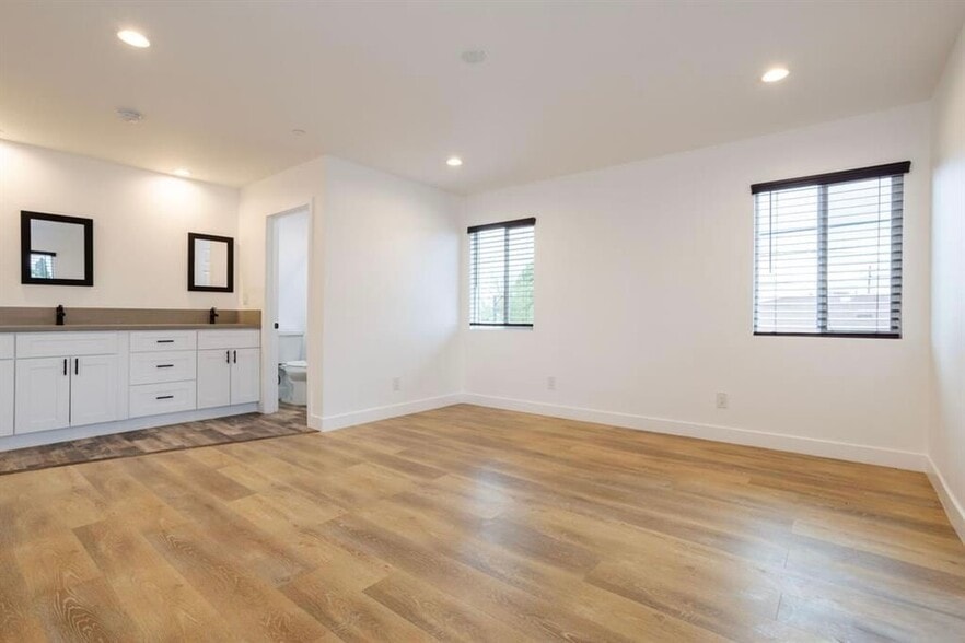 Building Photo - 1033 S Bonnie Beach Pl