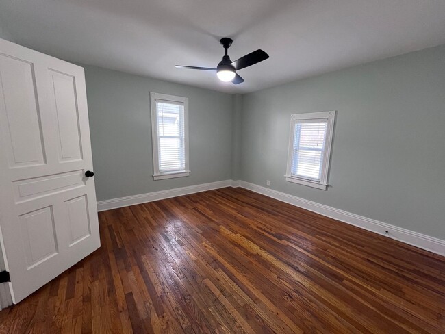 Building Photo - East Hills upper duplex!