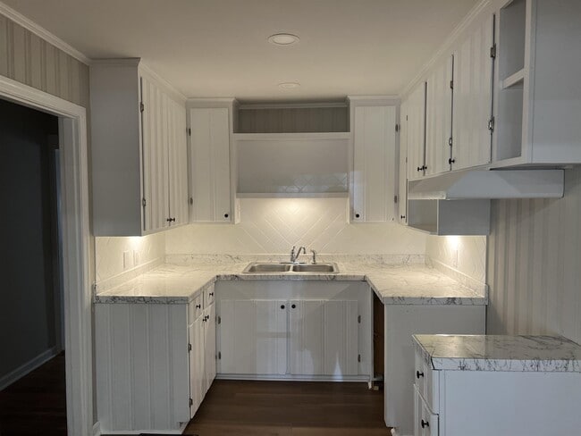 Building Photo - 230 Habersham Dr