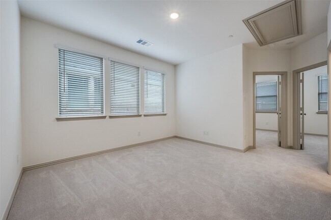 Building Photo - 512 Parkside Dr