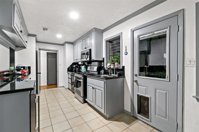 Building Photo - 5923 Moonmist Dr