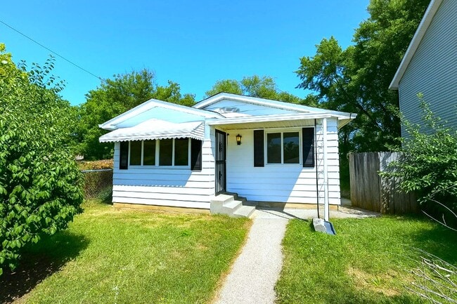 Primary Photo - 1133 N Tremont St