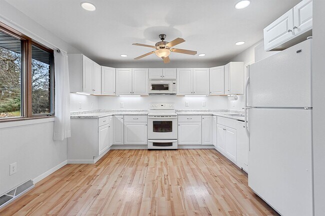 Building Photo - very nice 2 bedroom home