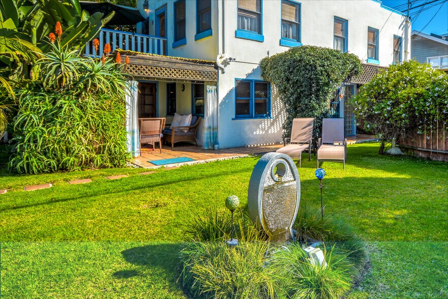 Indoor/Outdoor Cabana Room (left). Gas Grill nook beyond lounge chairs. - 14 S Venice Blvd