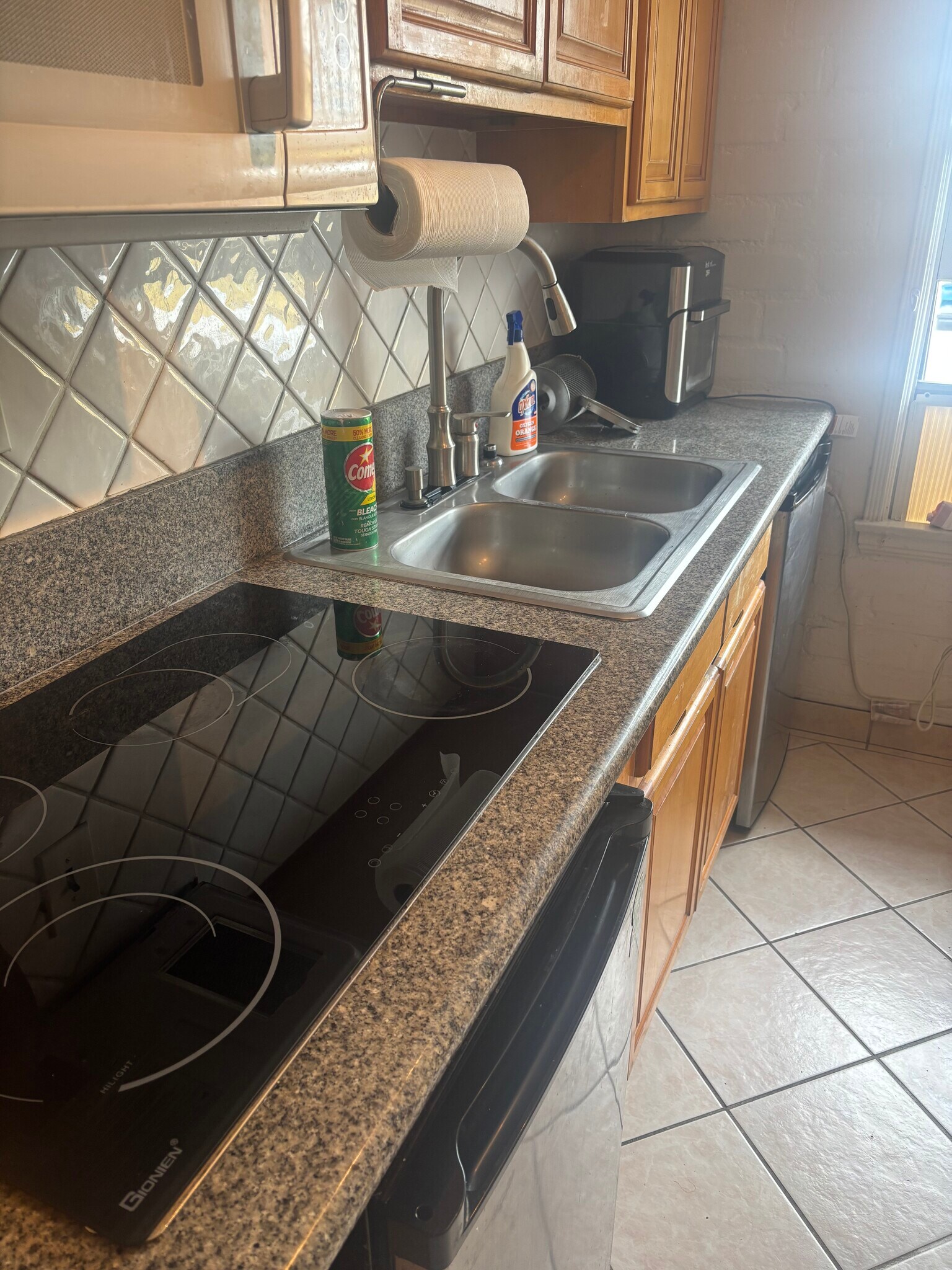 Kitchen - 2023 Cloverfield Blvd