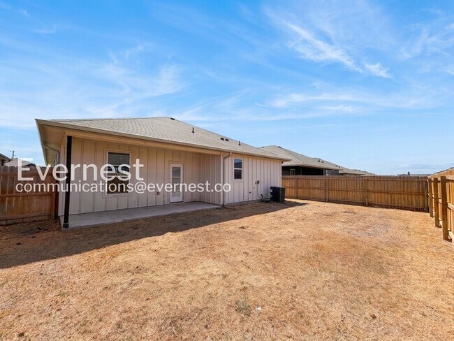 Building Photo - 2212 Hornbeam St