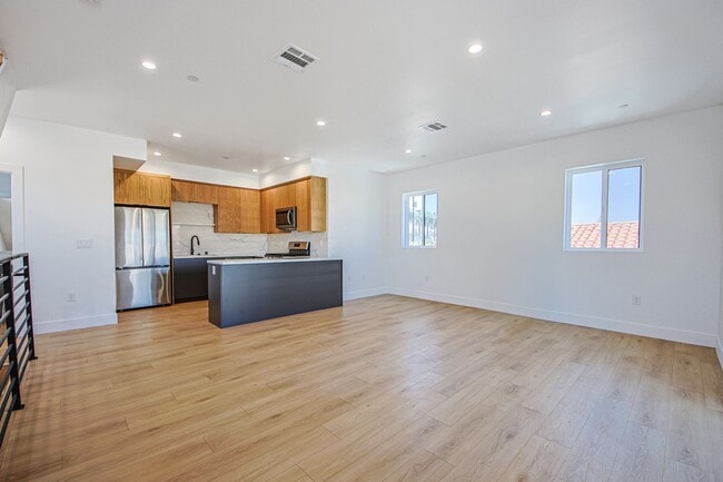 Building Photo - 2851 S Victoria Ave