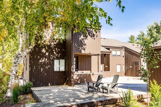 Building Photo - Luxury Condo Retreat at the base of Park C...