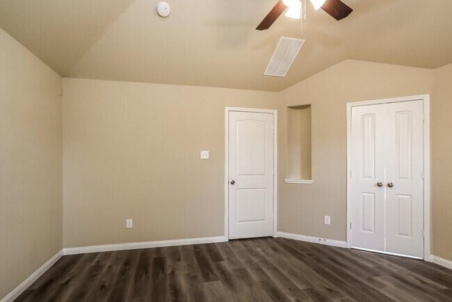 Building Photo - 988 Arbor Glen