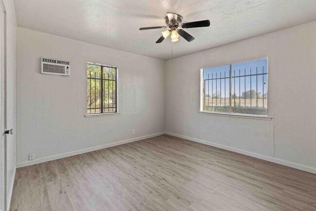 Building Photo - 2 bedroom / 1 bathroom available for rent ...