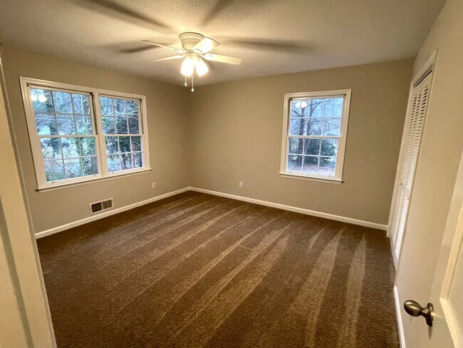Building Photo - 3br Home East Athens For Rent