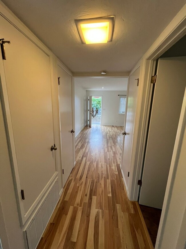 Building Photo - 371 Jamaica St