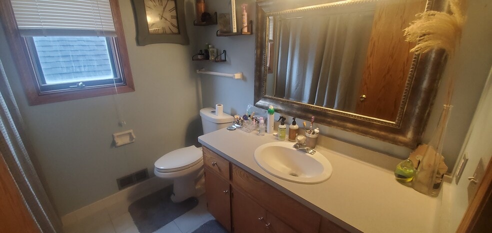 Building Photo - 2425 S 75th St