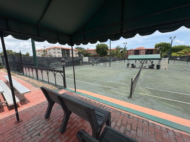 Building Photo - 680 Tennis Club Dr