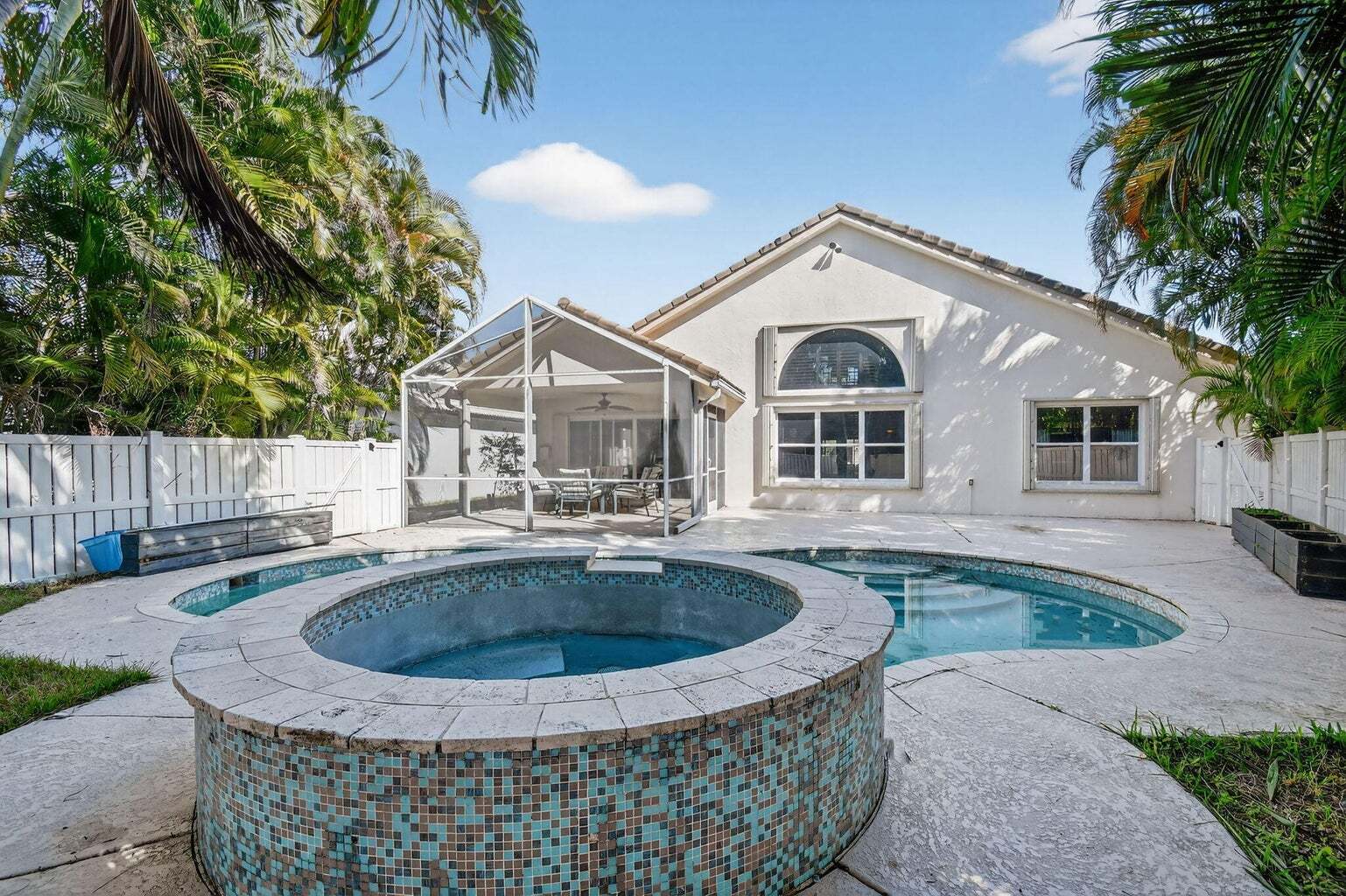 Building Photo - 2725 Pointe Cir