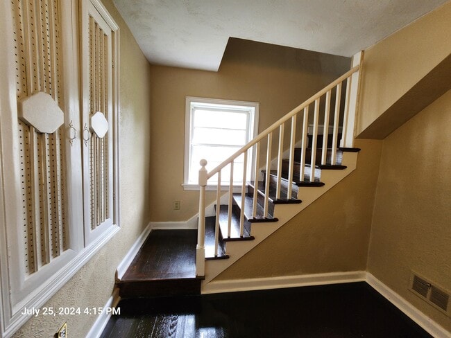 Building Photo - 2804 Mapleton Ave