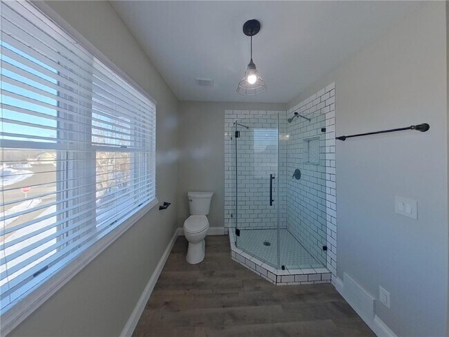 Building Photo - 606 Lincoln Dr NE